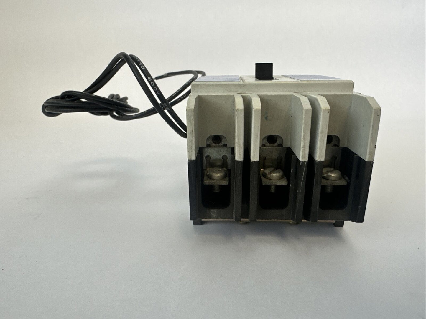 CUTLER HAMMER GDB3040 CIRCUIT BREAKER 480VAC 250VDC 3P 40A GDB 14K 1373D62G01