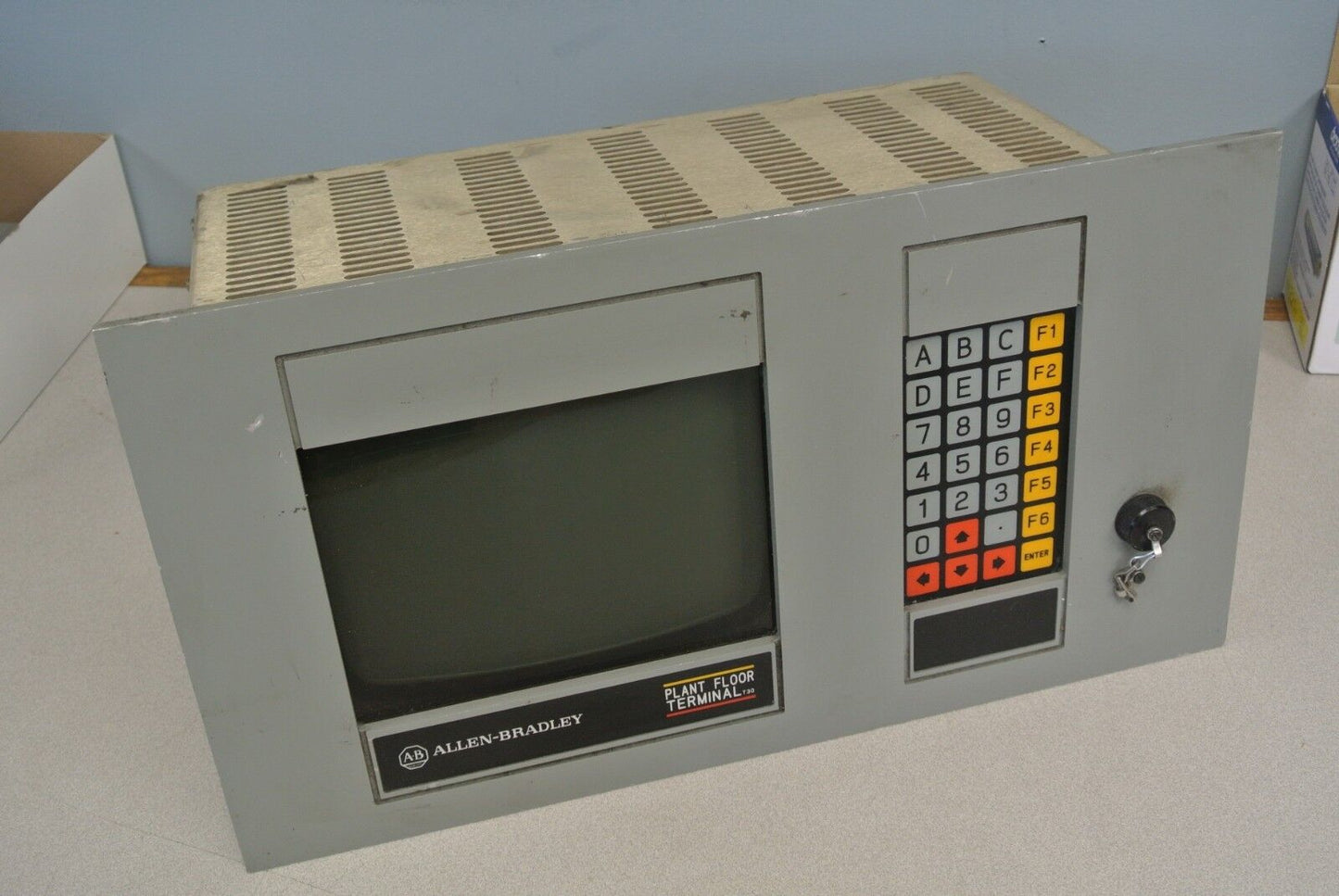 ALLEN-BRADLEY 1784-T30G PLANT FLOOR TERMINAL / 9" GREEN SCREEN / 966998-010