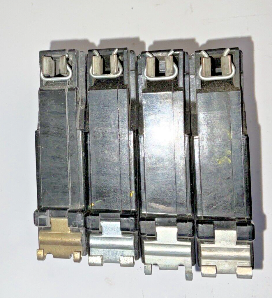 CUTLER HAMMER CH120 CIRCUIT BREAKER 20A 120/240VAC CLASS CTL TYPE CH***LOTOF4***