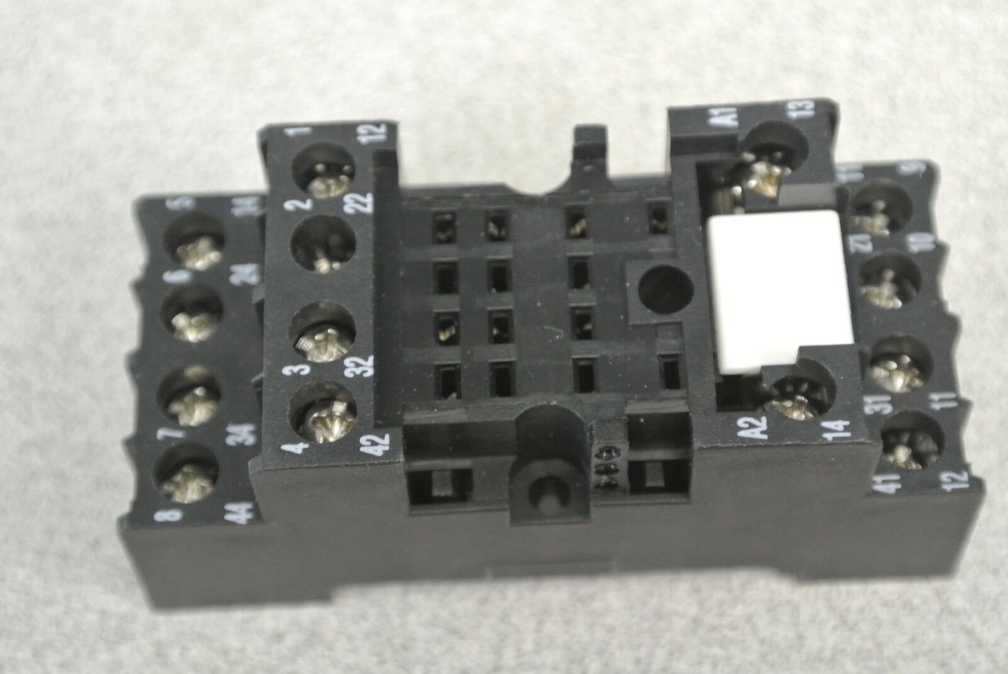 ALLEN-BRADLEY 700-HN103 Ser. B / 14-BLADE SOCKET / BASE / NEW SURPLUS