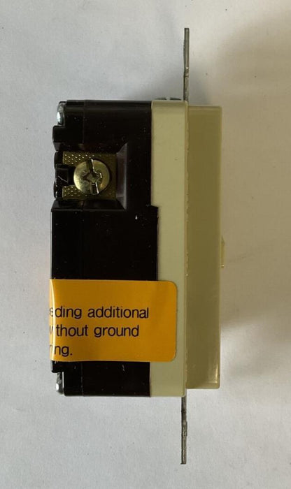 HUBBELL GFR5252IA DUPLEX RECEPTACLE 15A 125V 2POLE 3WIRE ***LOTOF2***