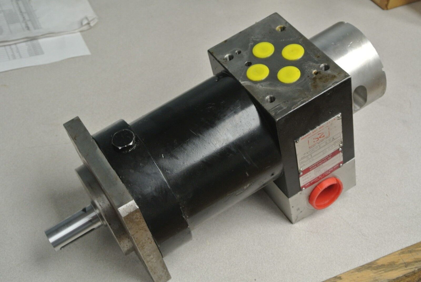 MOOG 99021-001 / 9.98 / 40021 MHA / Qv=81 cm 3/4 / SERVO MOTOR (???)