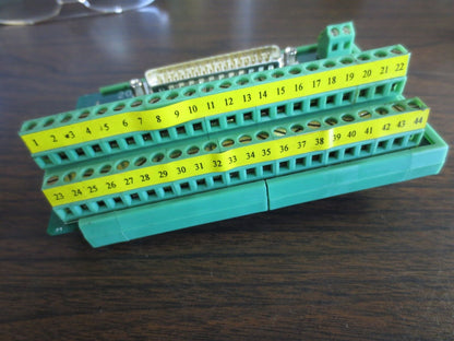 ALLEN-BRADLEY 2090-U3BB-D4 BREAKOUT BOARD / INTERFACE MODULE