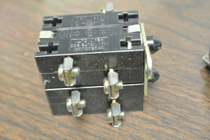 GENERAL ELECTRIC CR2940UB203M HD OILTIGHT SELECTOR SWITCH / RED / NEW SURPLUS