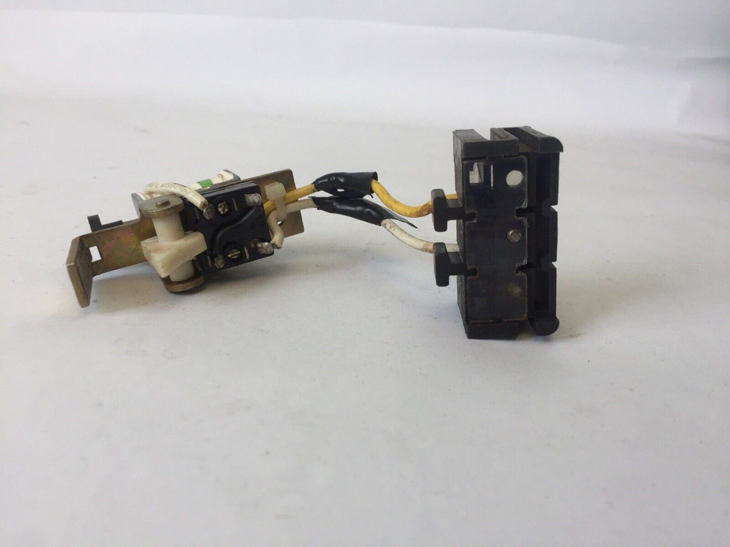 CUTLER HAMMER WESTINGHOUSE 6641C87G06 SHUNT TRIP SNT2T11K