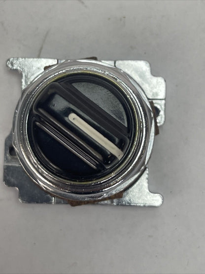 CUTLER HAMMER 10250T3032 SELECTOR SWITCH 3 POS. SPR. RET. NEMA 4-13 LEVER VERT
