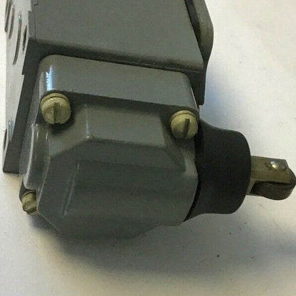 CUTLER HAMMER 10316H284B LIMIT SWITCH W/O LEVER 600VAC
