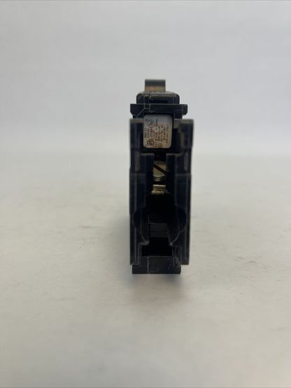 SQUARE D QOU120 CIRCUIT BREAKER W/ VISI-TRIP INDICATOR 20A 120/240VAC 1P SER 2