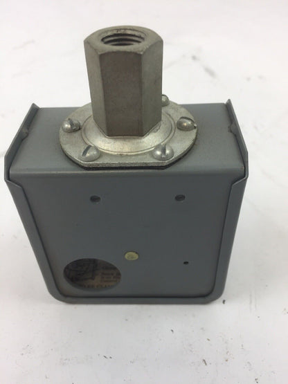 CUTLER HAMMER 10017H4D PRESSURE SWITCH W/O PUL. ORIFICE OPEN 40 LBS CLOSE 20 LBS