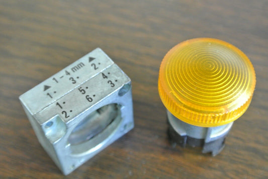 SIEMENS 3SB3501-6BA00 - PILOT LIGHT w/ CONC. RING - AMBER - NEW SURPLUS