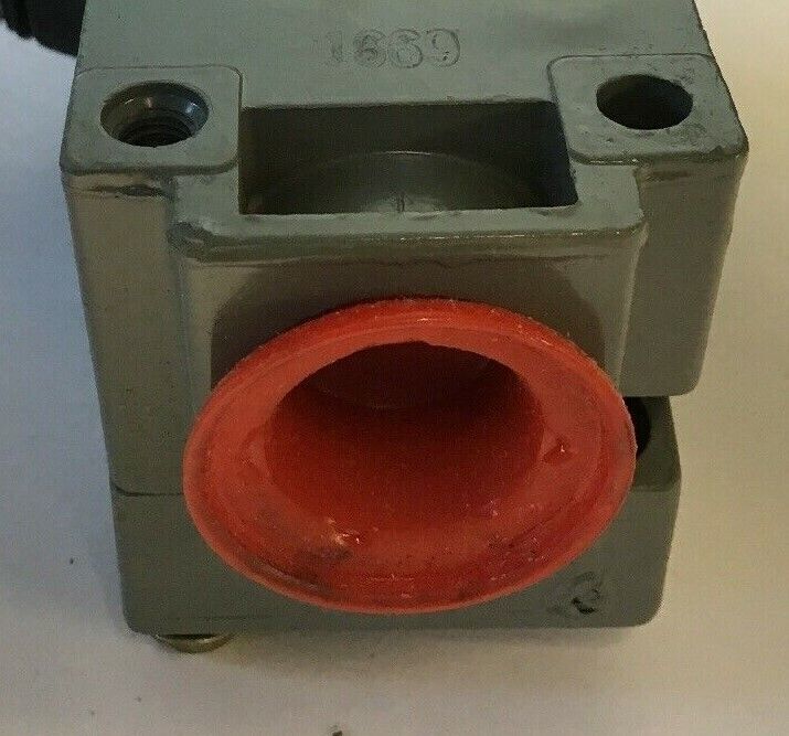 SQUARE D CLASS 9007 TYPE B52G HEAVY DUTY LIMIT SWITCH SER.B