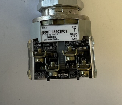 ALLEN BRADLEY 800T-J5203KC1 KEYED SELECTOR SWITCH SER.T