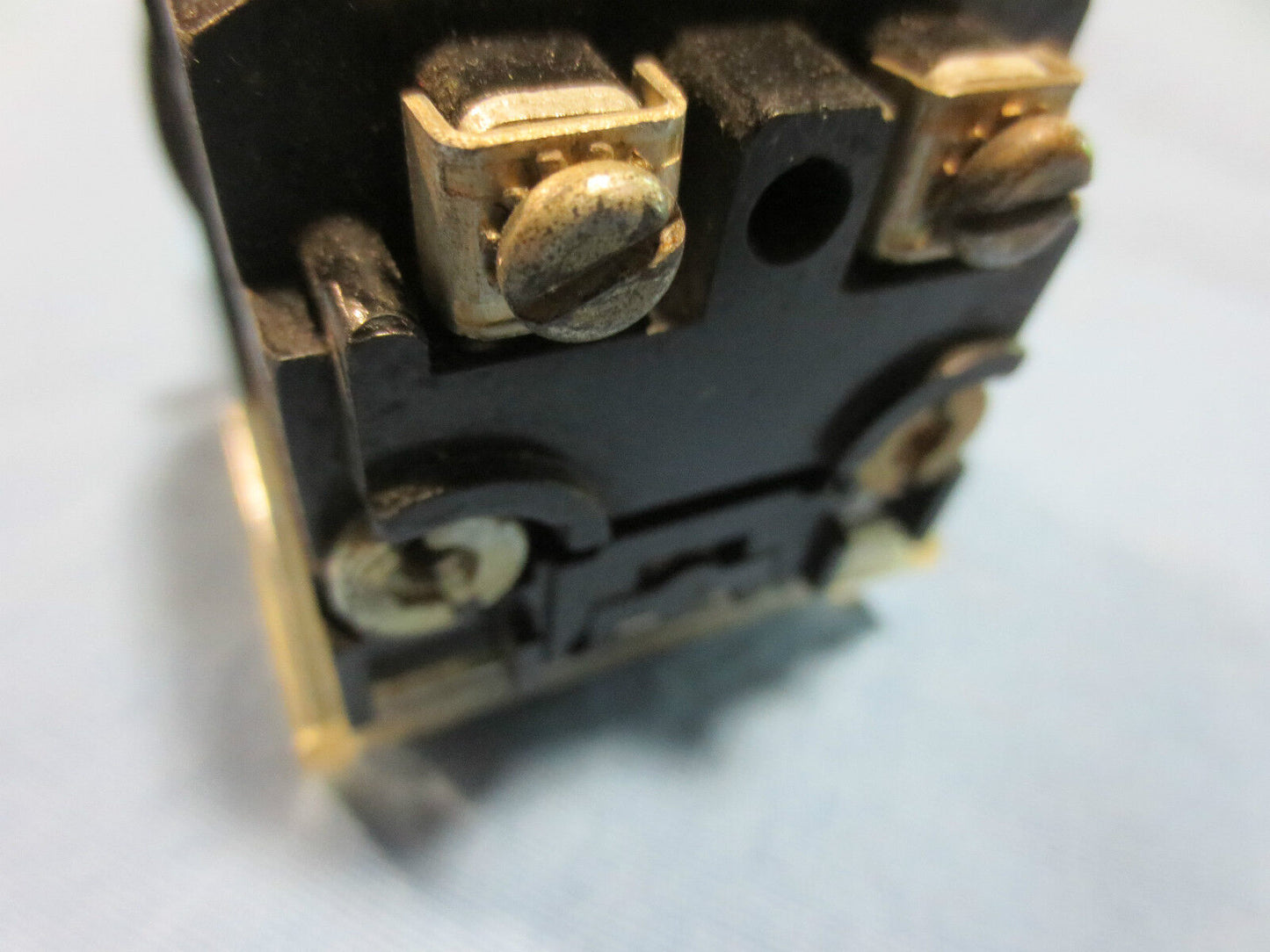 ALLEN-BRADLEY 800T-998422 Ser. B ILLUMINATED PUSH BUTTON GREEN