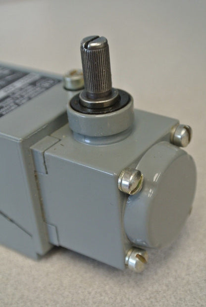 ALLEN-BRADLEY 802T-A2P Ser. F / OILTIGHT PLUG-IN LIMIT SWITCH / NEW SURPLUS