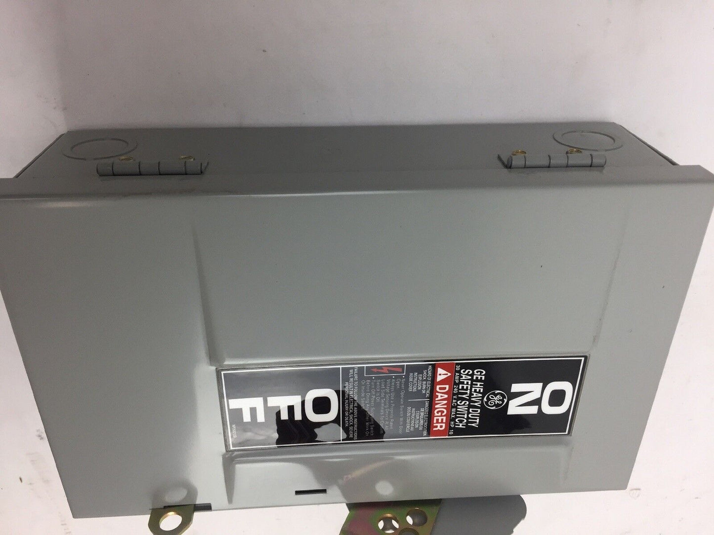 GE THN3321 SAFETY SWITCH HEAVY DUTY INDOOR NON FUSIBLE 3 POLES 240VAC 250VDC 30A