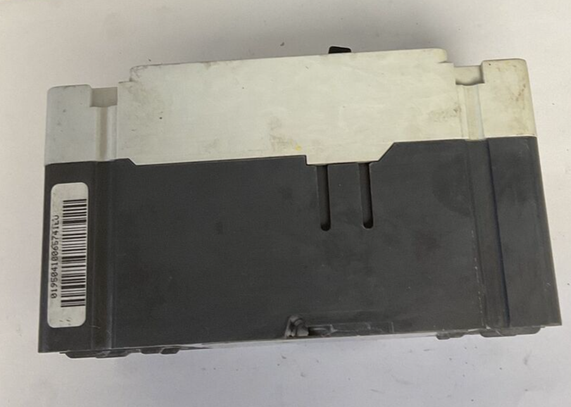 CUTLER HAMMER CHMP015E0C CIRCUIT BREAKER 600VAC-250VDC 15A 3POLE