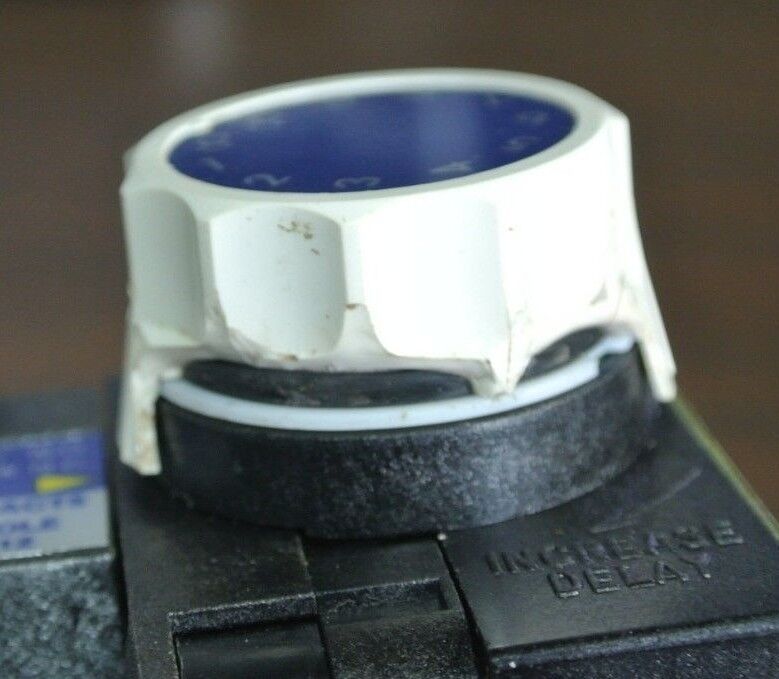 SQUARE D CLASS 8501, TYPE LT TIMING RELAY - NEW SURPLUS, but KNOB is CRACKED