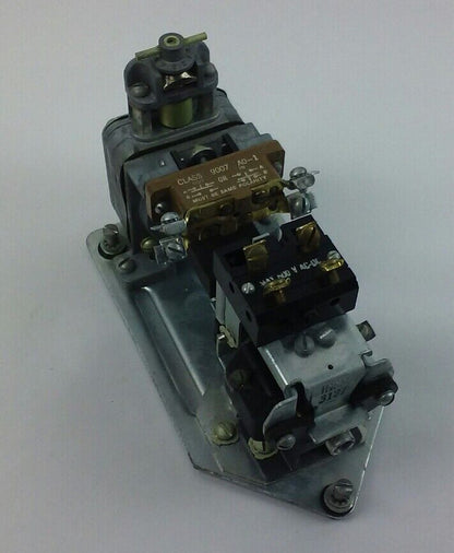 Square D AC Pneumatic Timing Relay 9050 RO-12E 1 POLE 15 AMP 110V (9050RO12E)