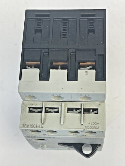 SIEMENS - 3RV1011-0EA15 & 3RV1901-1E-CIRCUIT BREAKER W/ SWITCH TRANSVERSE