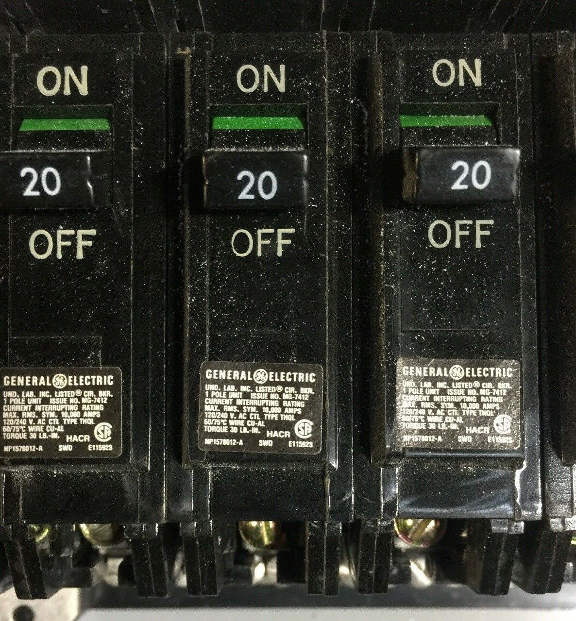 GE TM42-415C LOAD CENTER 208Y/120VAC 150AMP WITH CIRCUIT BREAKERS