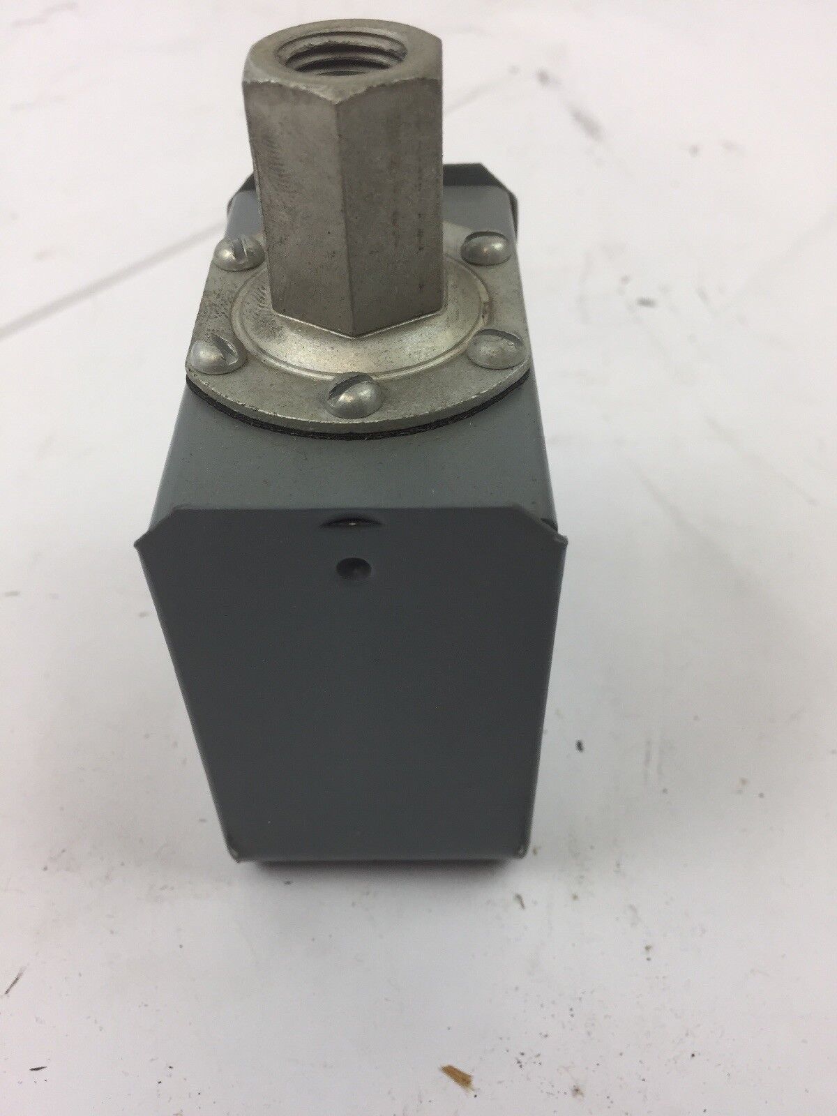 CUTLER HAMMER 10017H4D PRESSURE SWITCH W/O PUL. ORIFICE OPEN 40 LBS CLOSE 20 LBS