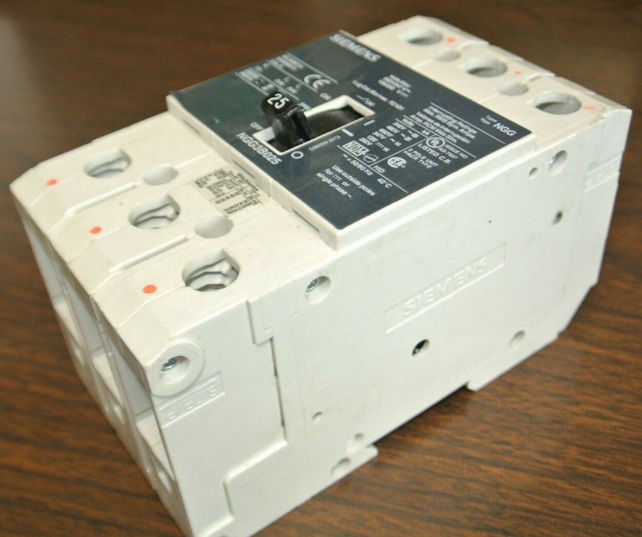 SIEMENS NGG3B025 CIRCUIT BREAKER / 25A / 600Y/347V / 125/250V / 3-POLE