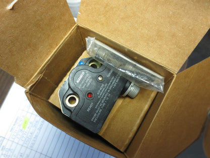 NAMCO EE230-20420 CYLINDICATOR PROXIMITY SWITCH 1.025 PROBE LENGTH - NEW SURPLUS