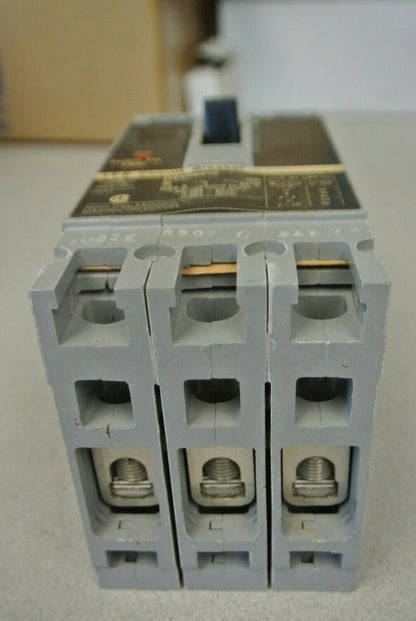 I-T-E / SIEMENS HE63B030 CIRCUIT BREAKER / 3-POLE / 30A / 600VAC / NEW SURPLUS