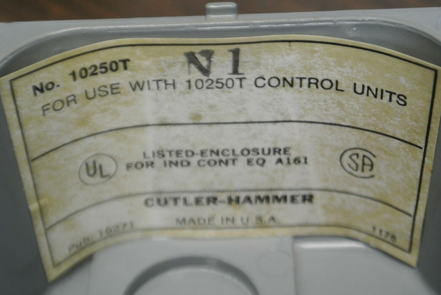 CUTLER-HAMMER 10250T3523 OILTIGHT SELECTOR SWITCH STATION / ON-OFF / NEW SURPLUS