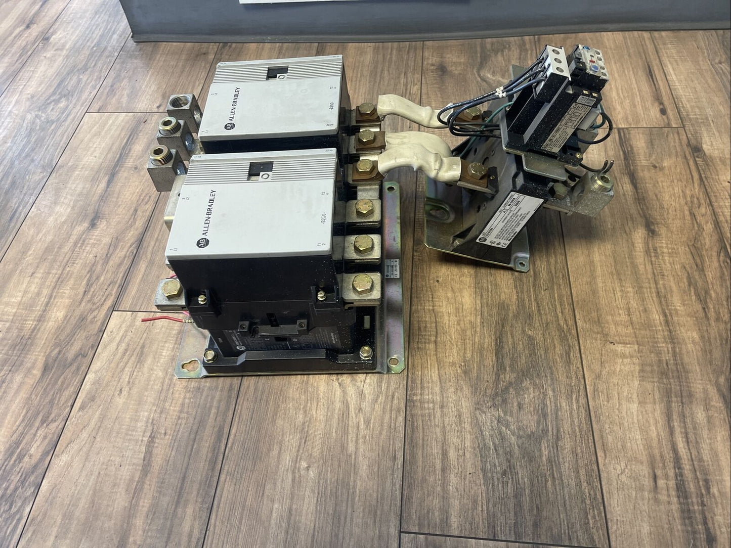 ALLEN BRADLEY 104-B250ND3 SER B REVERSING STARTER 600VAC 304A 3PH 300HP