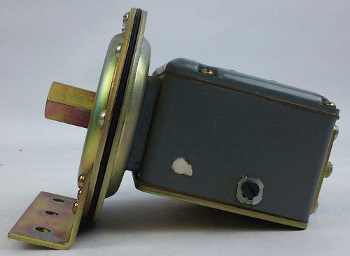 SQUARE D 9012 AMW-1 PRESSURE SWITCH RANGE .25-2.5 PSI DIFFERENTIAL .2-2 PSI4