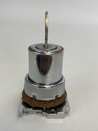 CUTLER HAMMER 10250T15334 SELECTOR SWITCH KEY OPER. NEMA 3-13 3 POS.SPR. RET.6