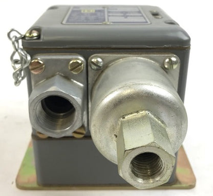 Square D Pressure Switch, 35-45 psi, class 9012, type DCW5, Series B0