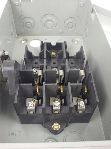 CUTLER-HAMMER DG321UGB, SER. B, SAFETY SWITCH, 30A, 240V, 3P, 60HZ, TYPE 1, USED6