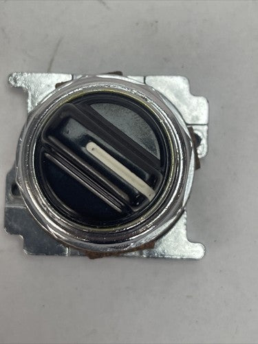 CUTLER HAMMER 10250T3032 SELECTOR SWITCH 3 POS. SPR. RET. NEMA 4-13 LEVER VERT2