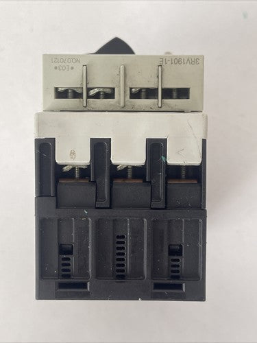 SIEMENS 3RV1011-1DA15 MOTOR PROTECTION CLASS 10 600VAC 3HP 42A TRIP 2.2-3.2A3