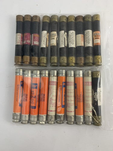 Lot of 10 Assorted 2 8/10A 600V Fuses0