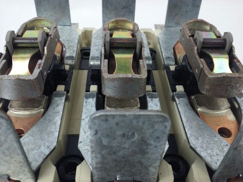 TELEMECANIQUE LC1F330 CONTACTOR, 3PH, 600V, 370A, 250HP, W/ 24V 40/400HZ  COIL4