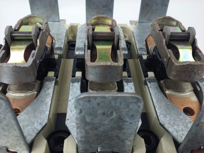 TELEMECANIQUE LC1F330 CONTACTOR, 3PH, 600V, 370A, 250HP, W/ 24V 40/400HZ  COIL4