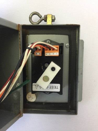 STRATOLITE #105 SAE-R(2)-72 D.O.T. PM-392 ENCLOSURE MISSING/BROKE LED BULB10