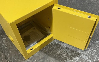 EAGLE MFG. 1904 SAFTEY STORAGE CABINET 4 GALLON8