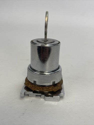 CUTLER HAMMER 10250T15334 SELECTOR SWITCH KEY OPER. NEMA 3-13 3 POS.SPR. RET.4