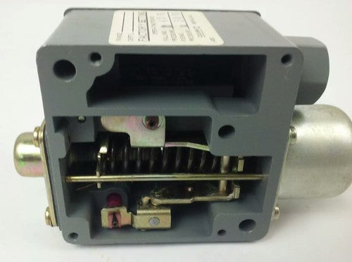 SQUARE D 9012 ACW1S11 SER.B, PRESSURE SWITCH, SET 43-50 PSI, FORM V, 9012 ACW16