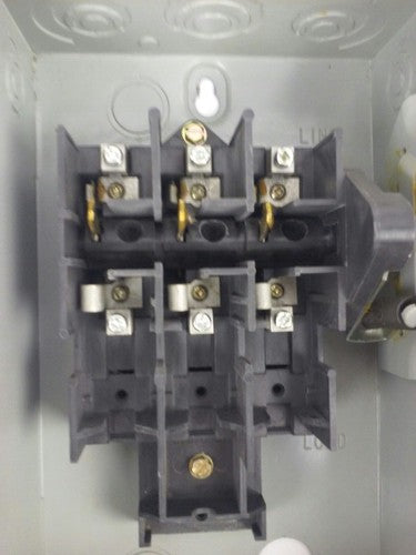 CUTLER-HAMMER DG321UGB, SER. B, SAFETY SWITCH, 30A, 240V, 3P, 60HZ, TYPE 1, USED5