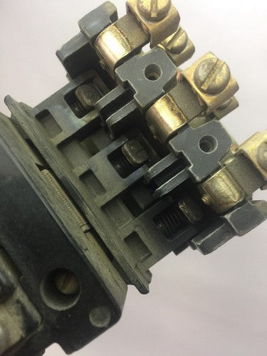 ALLEN BRADLEY 702L-AOD93 CONTACTOR 600VAC 20AMP SERIES K 70A86 COIL 120V 60HZ 8