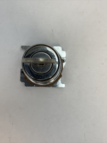 CUTLER HAMMER 10250T15334 SELECTOR SWITCH KEY OPER. NEMA 3-13 3 POS.SPR. RET.3