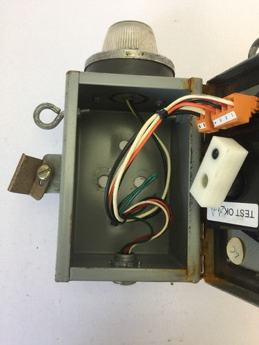 STRATOLITE #105 SAE-R(2)-72 D.O.T. PM-392 ENCLOSURE MISSING/BROKE LED BULB8