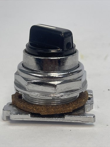 CUTLER HAMMER 10250T3032 SELECTOR SWITCH 3 POS. SPR. RET. NEMA 4-13 LEVER VERT5