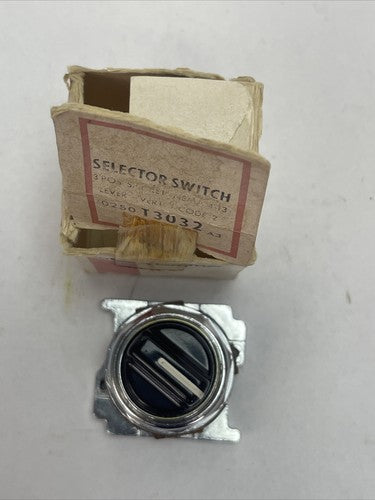 CUTLER HAMMER 10250T3032 SELECTOR SWITCH 3 POS. SPR. RET. NEMA 4-13 LEVER VERT0