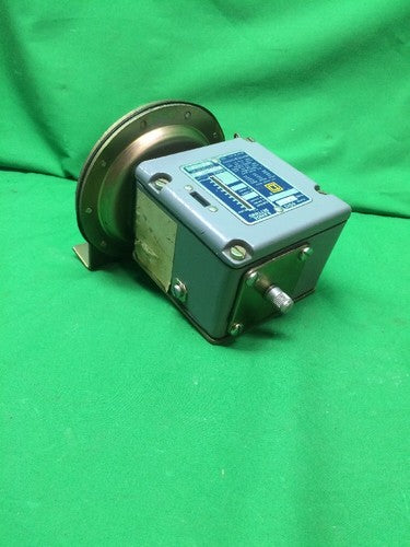 SQUARE D PRESSURE SWITCH 9012 AMW1, 120/240/480/480V, BREAK 15/10/6/50AMP, NEW2